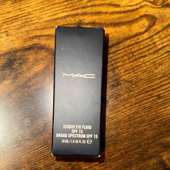 MAC Studio Fix Fluid SPF 15 Foundation (OG formula) - NC30 - Picture 1 of 3